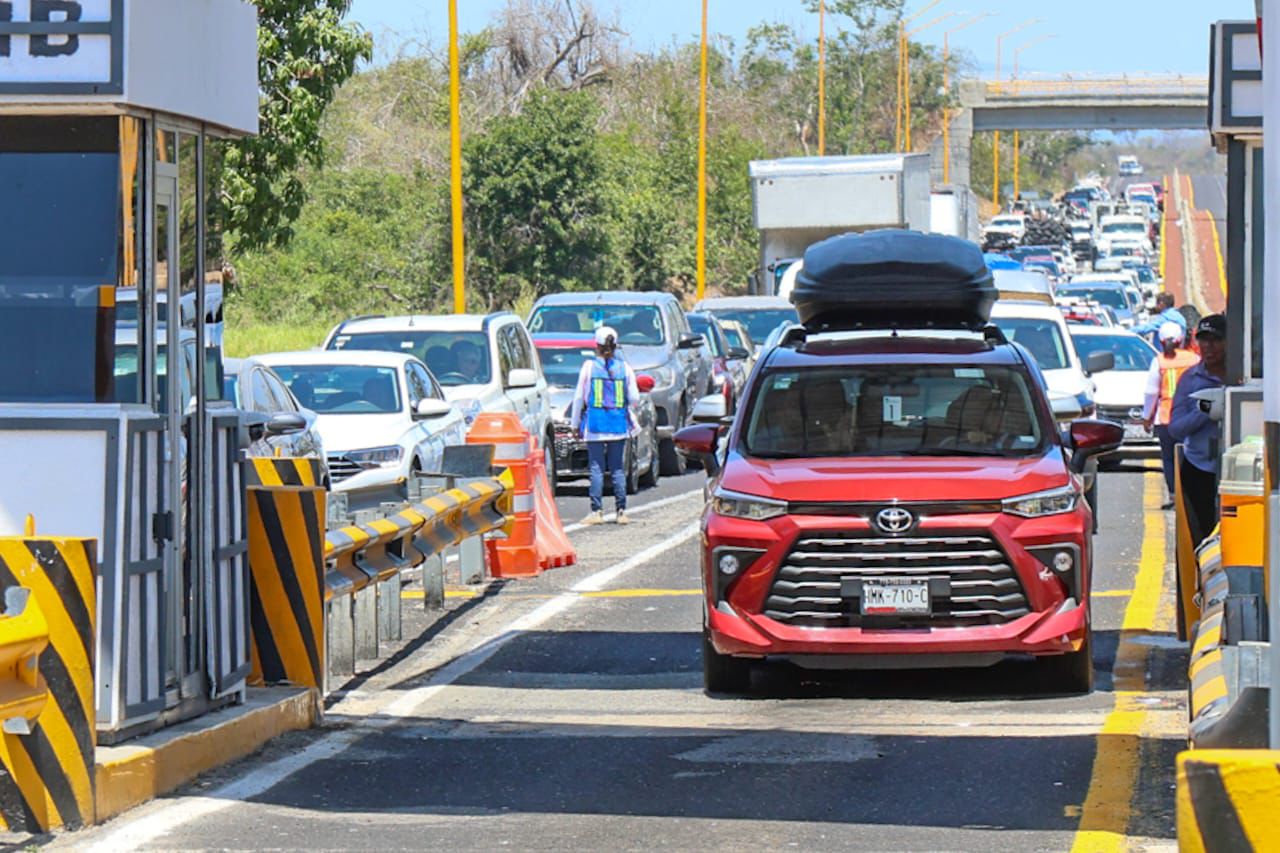 Miles de turistas llegan a Acapulco en los días santos