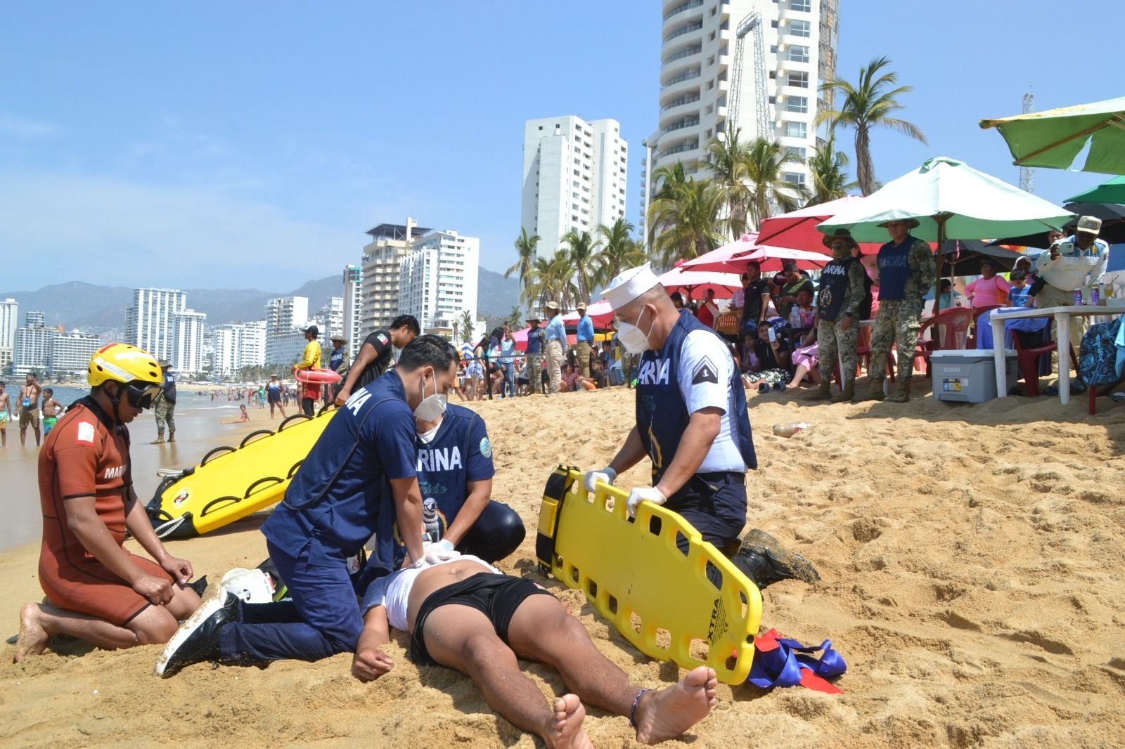 Marina realiza ejercicios de rescate en la mar y demostración anfibia en el puerto de Acapulco