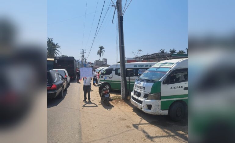 Protestan operadores de Urvans de la zona poniente de Acapulco