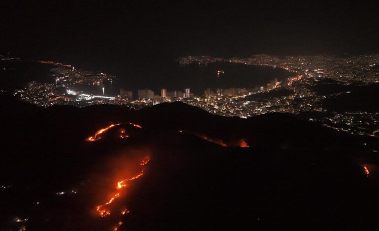 Incendio forestal amenaza viviendas de la Unidad Habitacional El Coloso de Acapulco