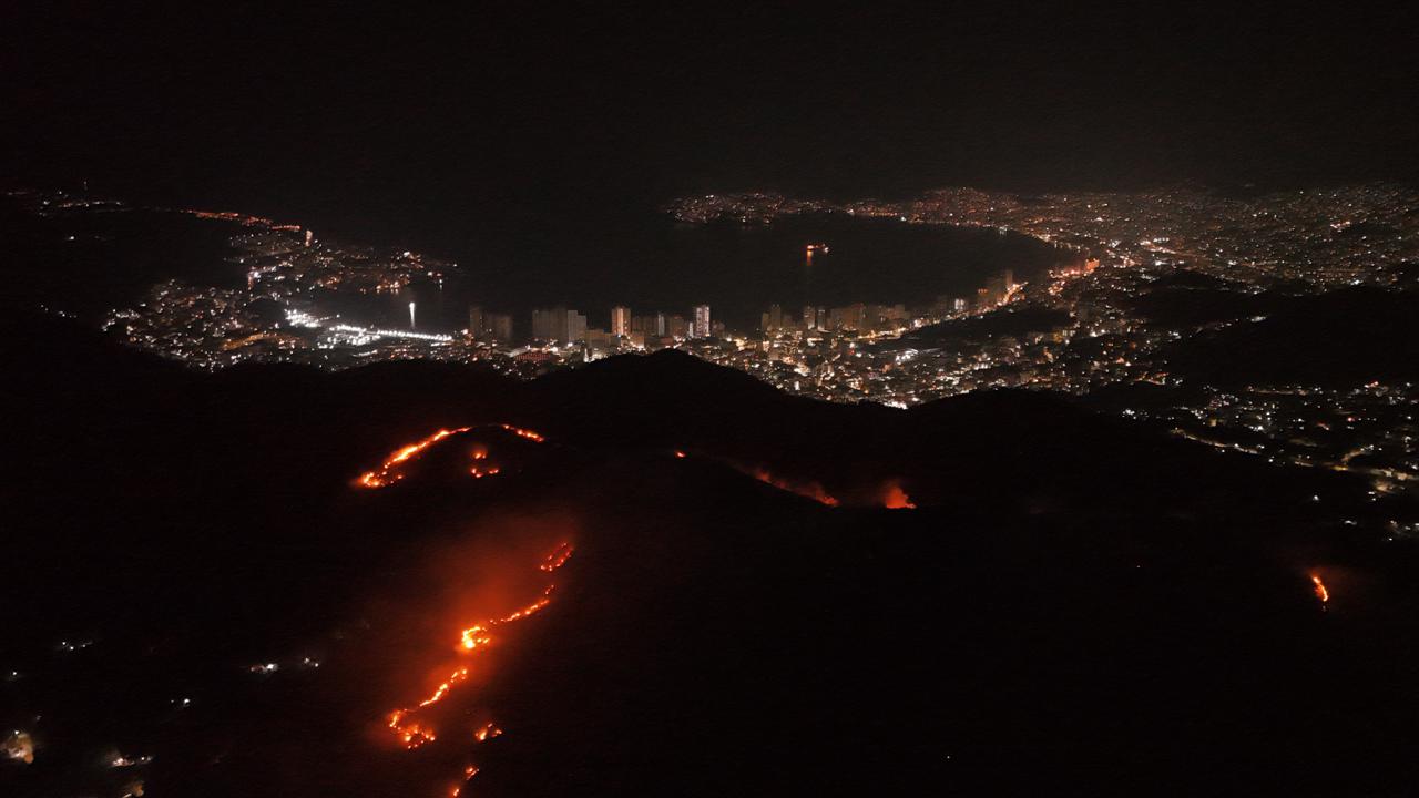 Incendio forestal amenaza viviendas de la Unidad Habitacional El Coloso de Acapulco