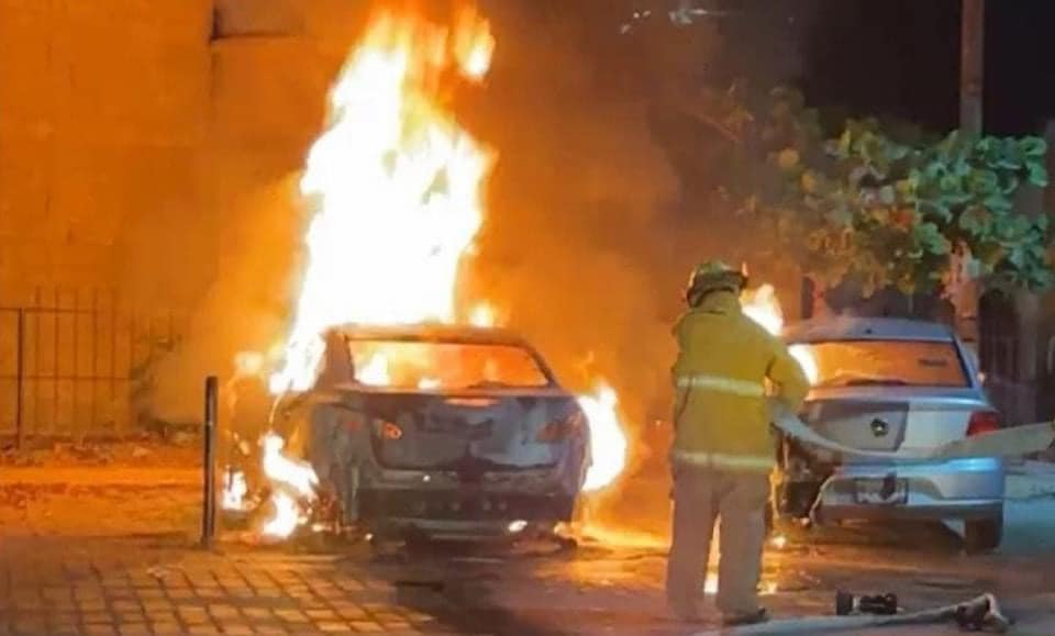Incendias dos vehículos en Zihuatanejo, Guerrero