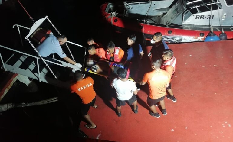 La Armada de México rescata a una persona en peligro de ahogamiento, frente a Sinfonía del mar, Acapulco