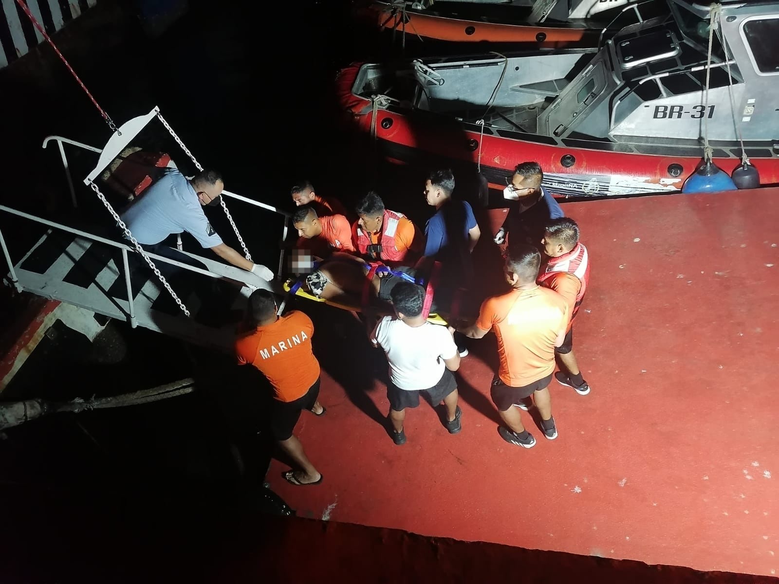 La Armada de México rescata a una persona en peligro de ahogamiento, frente a Sinfonía del mar, Acapulco