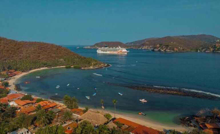 Arriba a Zihuatanejo el Norwegian Sun con 1,788 pasajeros y 897 tripulantes