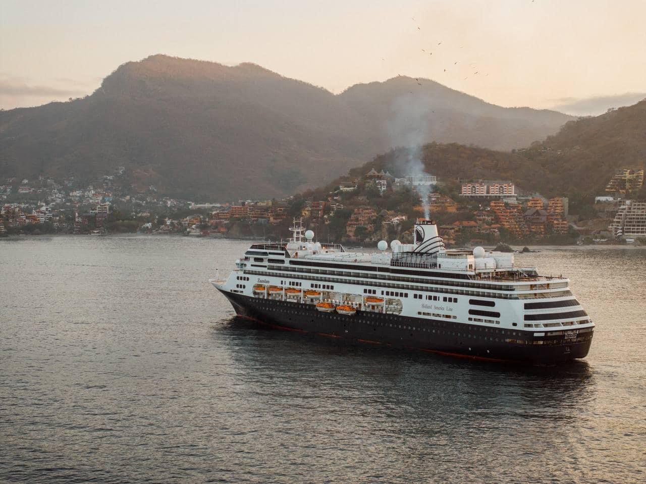 Arriba a Zihuatanejo el Crucero MS Zaandam