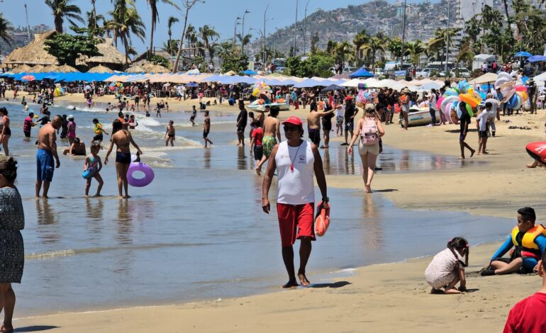 En Acapulco se trabaja para mantener playas limpias