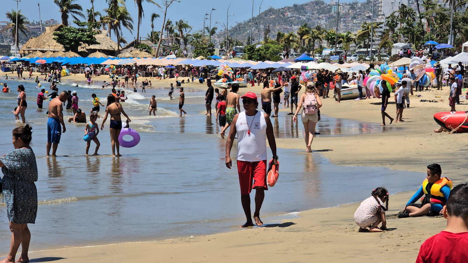 En Acapulco se trabaja para mantener playas limpias