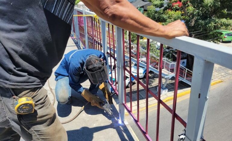 Repara gobierno de Acapulco puente peatonal de la Garita
