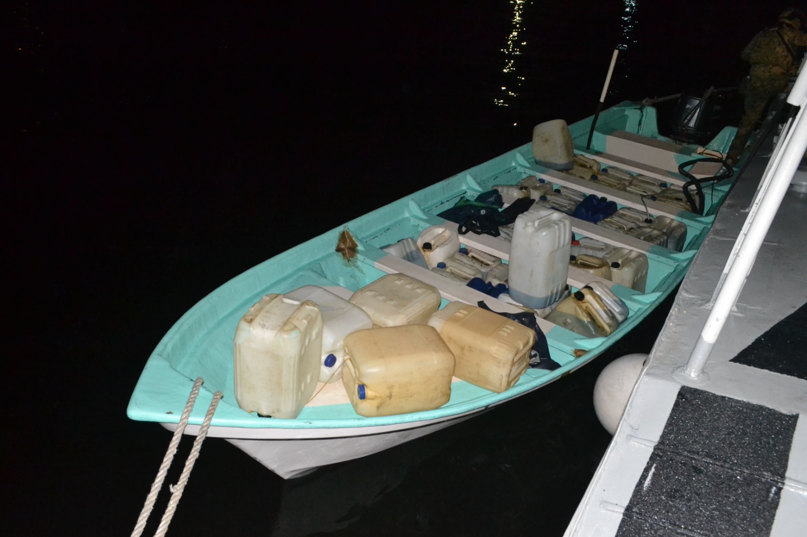 Marina decomisa más de mil 250 litros de presunto hidrocarburo frente a las costas de Acapulco