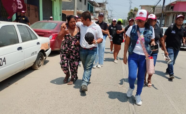 Con emoción y alegría reciben a Jacko Badillo en la periferia de Acapulco