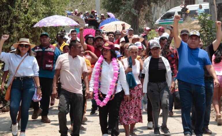 Camina Abelina López Rodríguez junto a vecinos de Roca de Oro y Reforma Agraria