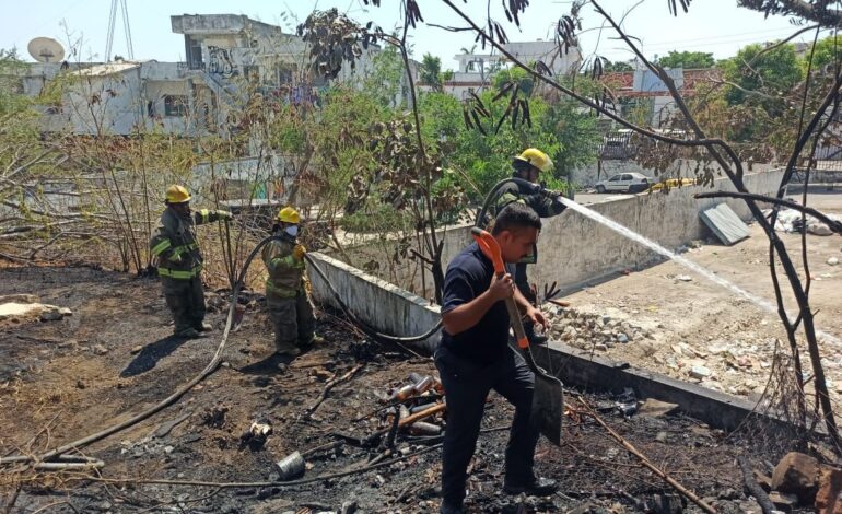 Sofocan Bomberos de Acapulco incendio en calle Morteros