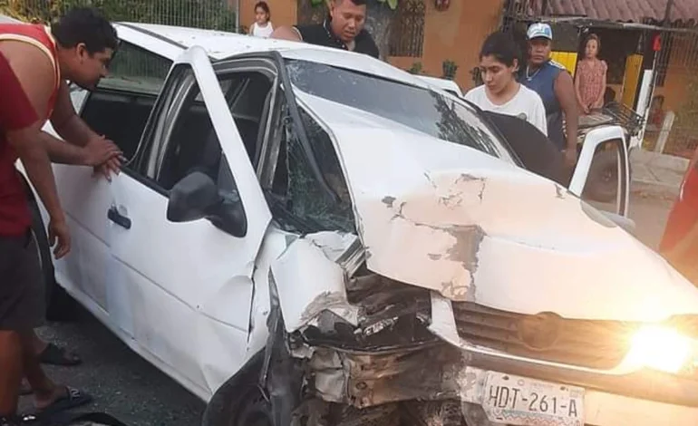 Bomberos de Acapulco rescatan a persona prensada en un vehículo