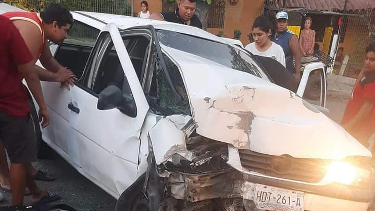Bomberos de Acapulco rescatan a persona prensada en un vehículo