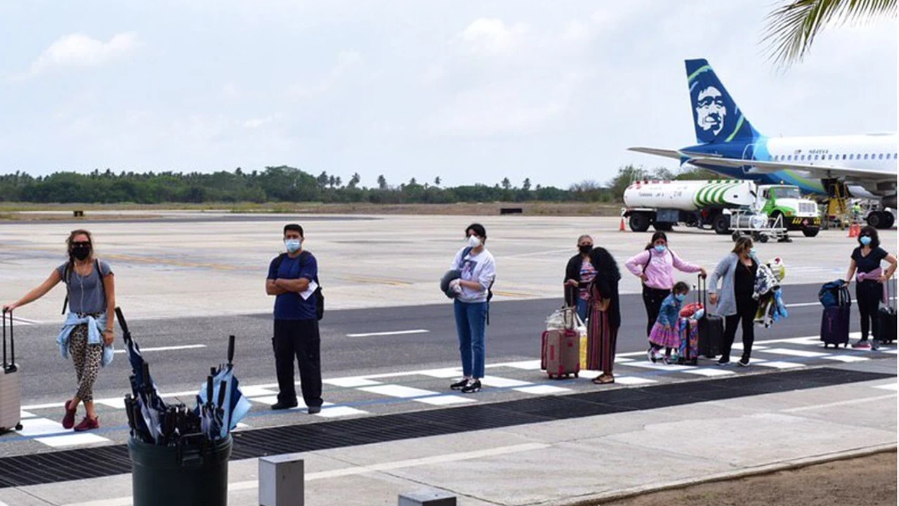 El aeropuerto de Zihuatanejo se posiciona entre las 10 terminales con mayor movilización de pasajeros extranjeros