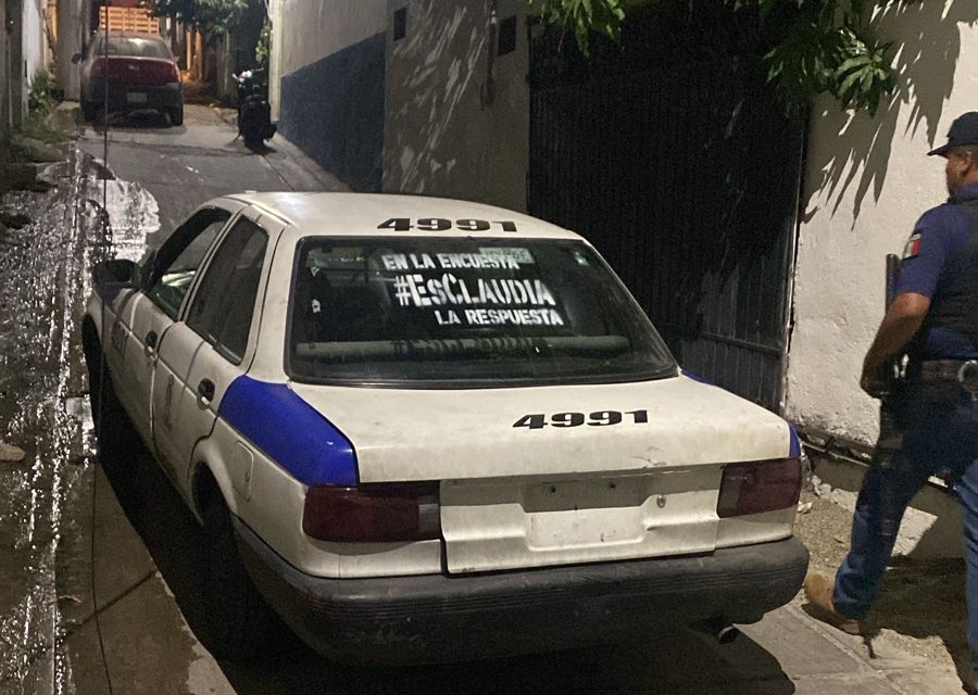 Dejan cadáver dentro de taxi con pinta política en la colonia del Valle, Acapulco