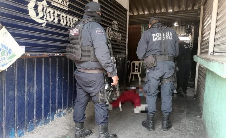 Auxilian a una persona del sexo masculino baleada en el mercado Baltazar R. Leyva Mancilla, Chilpancingo