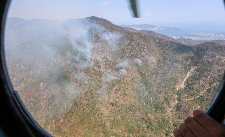 Por tierra y aire continúa la sofocación del incendio forestal en El Veladero de Acapulco