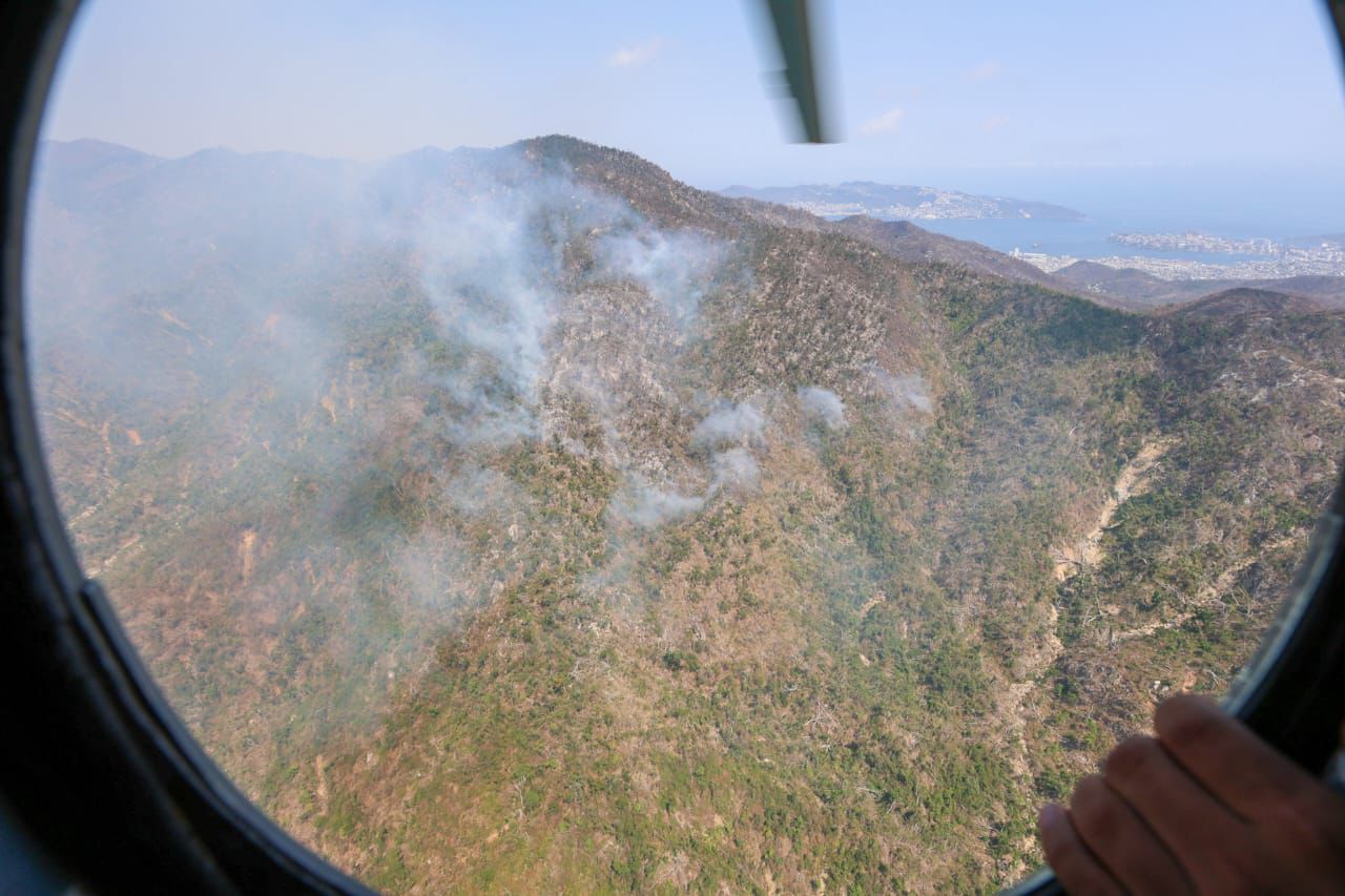 Por tierra y aire continúa la sofocación del incendio forestal en El Veladero de Acapulco