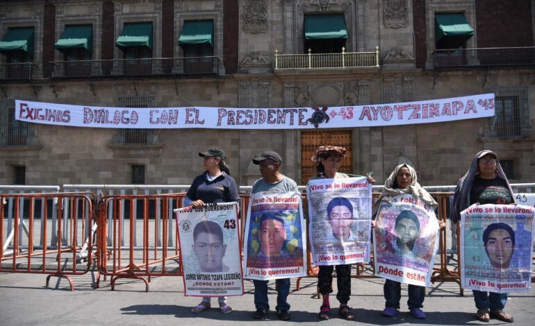 Madres y padres de los 43, quienes dicen que son apartidistas, se lanzan contra la candidata Claudia Sheinbaum y amagan con boicotear campañas