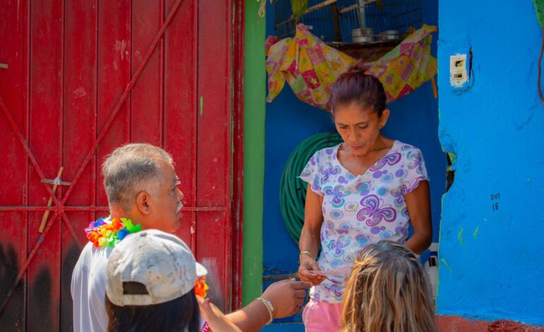 Vecinos se quejan de deficiencias en los servicios públicos municipales ante Víctor Aguirre del partido Movimiento Laborista