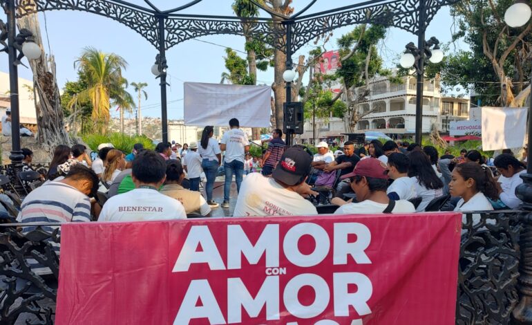 Tras la destrucción de Otis, Secretaría de Bienestar promueve y regala libros en Acapulco y Coyuca de Benítez