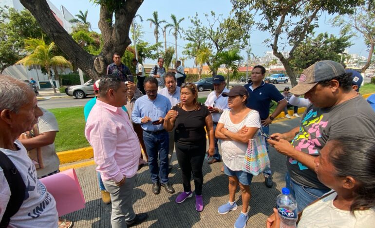 Atienden funcionarios de la CAPAMA a colonos que mantenían bloqueo en la costera