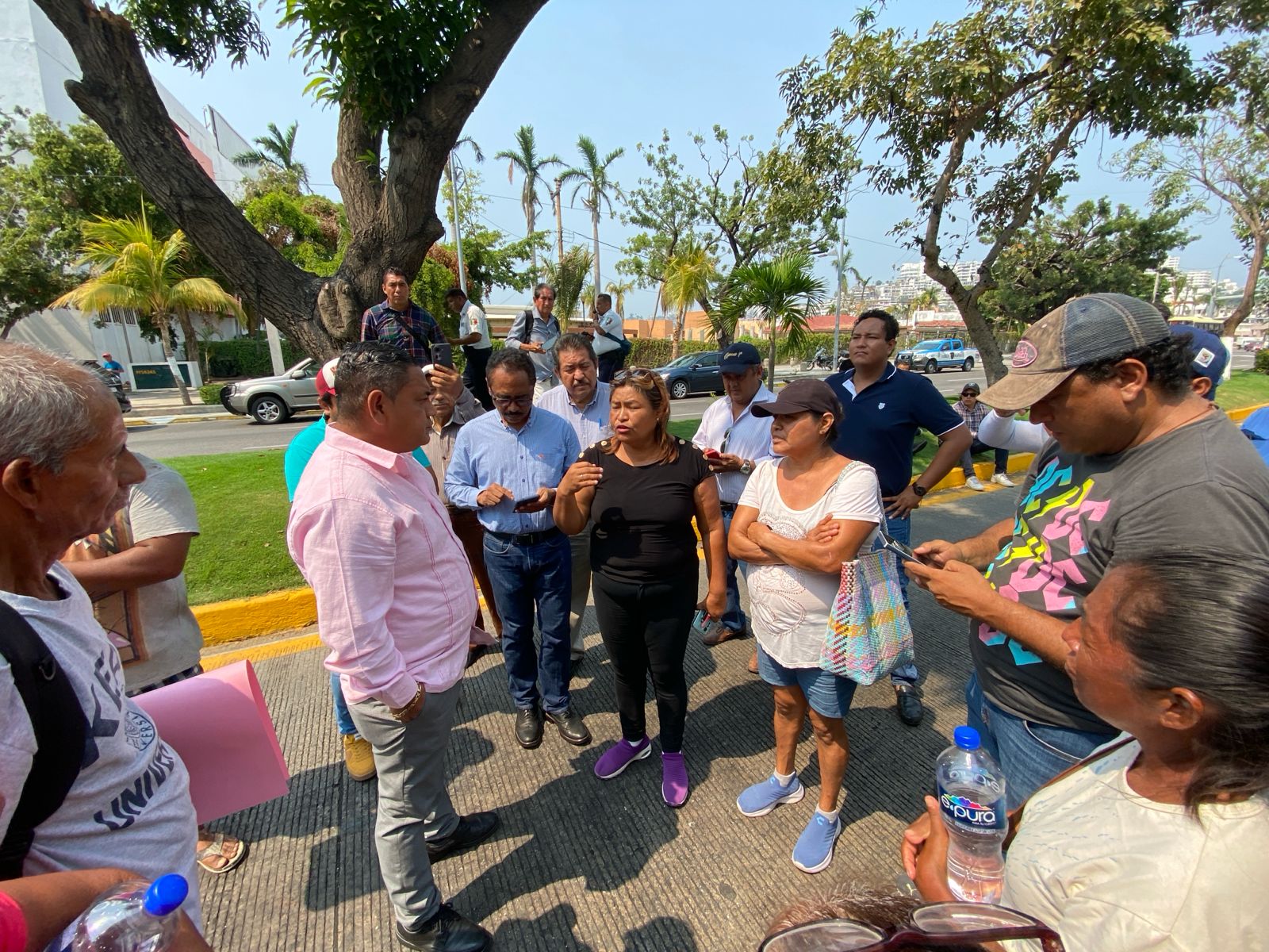 Atienden funcionarios de la CAPAMA a colonos que mantenían bloqueo en la costeraWhatsApp Image 2024-05-28 at 11.50.31