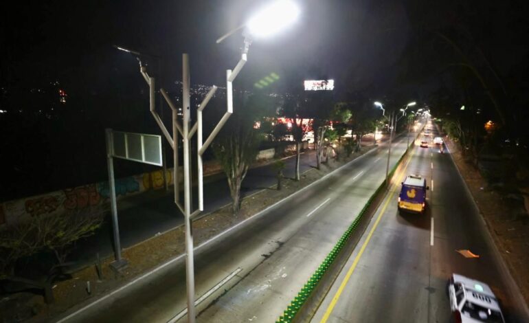 ¡Bulevar Vicente Guerrero de Chilpancingo brilla con nueva iluminación!