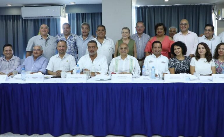 Camina Manuel Añorve la zona poniente de Acapulco, vecinos le abren las puertas de su casa para escuchar sus propuestas