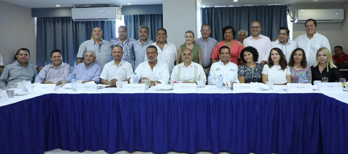 Camina Manuel Añorve la zona poniente de Acapulco, vecinos le abren las puertas de su casa para escuchar sus propuestas