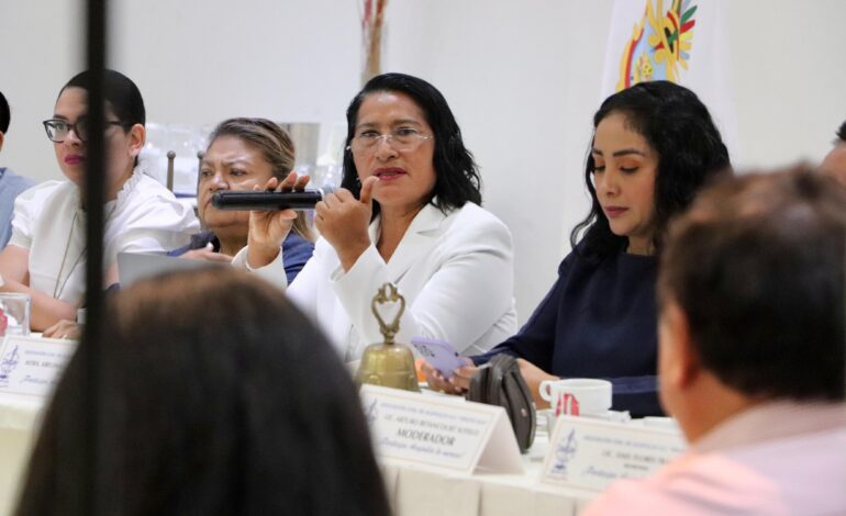 Atiende Abelina López Rodríguez con clase política y social a Grupo Aca