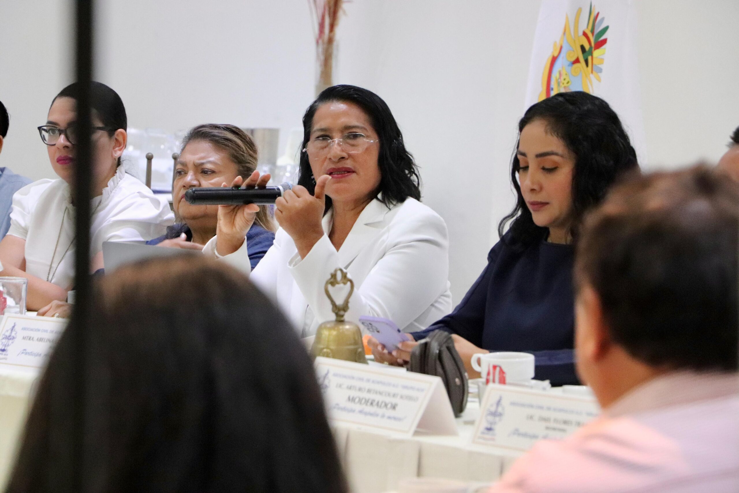 Atiende Abelina López Rodríguez con clase política y social a Grupo Aca