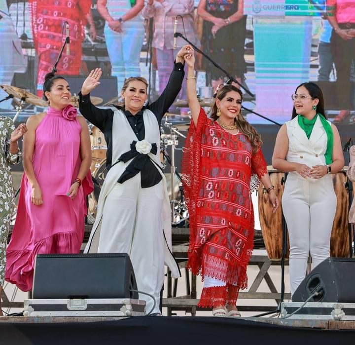 Evelyn Salgado celebra a las madres en su día, en la Casa del Pueblo