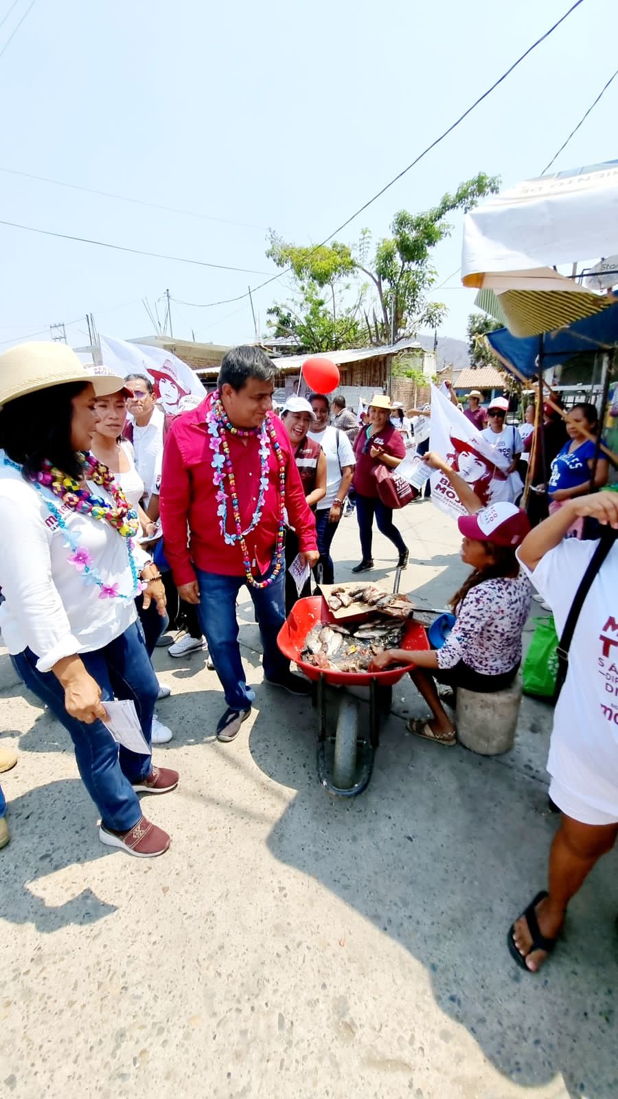 Caminan Beatriz Mojica y Marco Tulio por los Bajos del Ejido; reciben respaldo de los pobladores