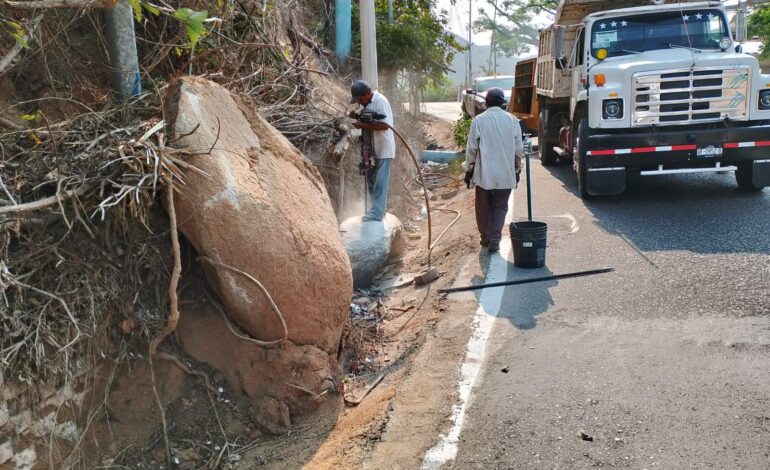 Continúan labores de limpieza y retiro de piedras en Avenida Escénica a través de CICAEG