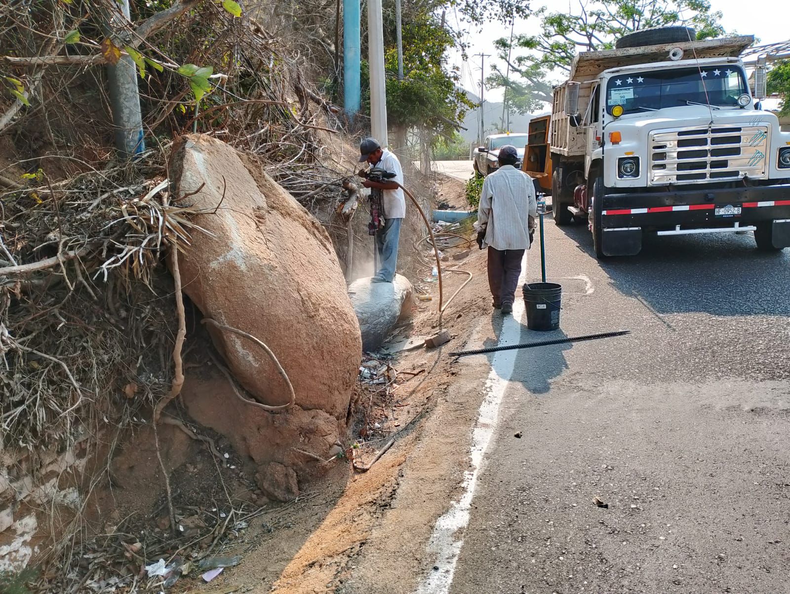 Continúan labores de limpieza y retiro de piedras en Avenida Escénica a través de CICAEG
