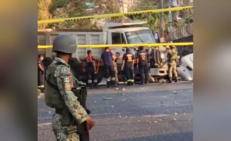 Muere transeúnte al ser arrollado por camión de volteo