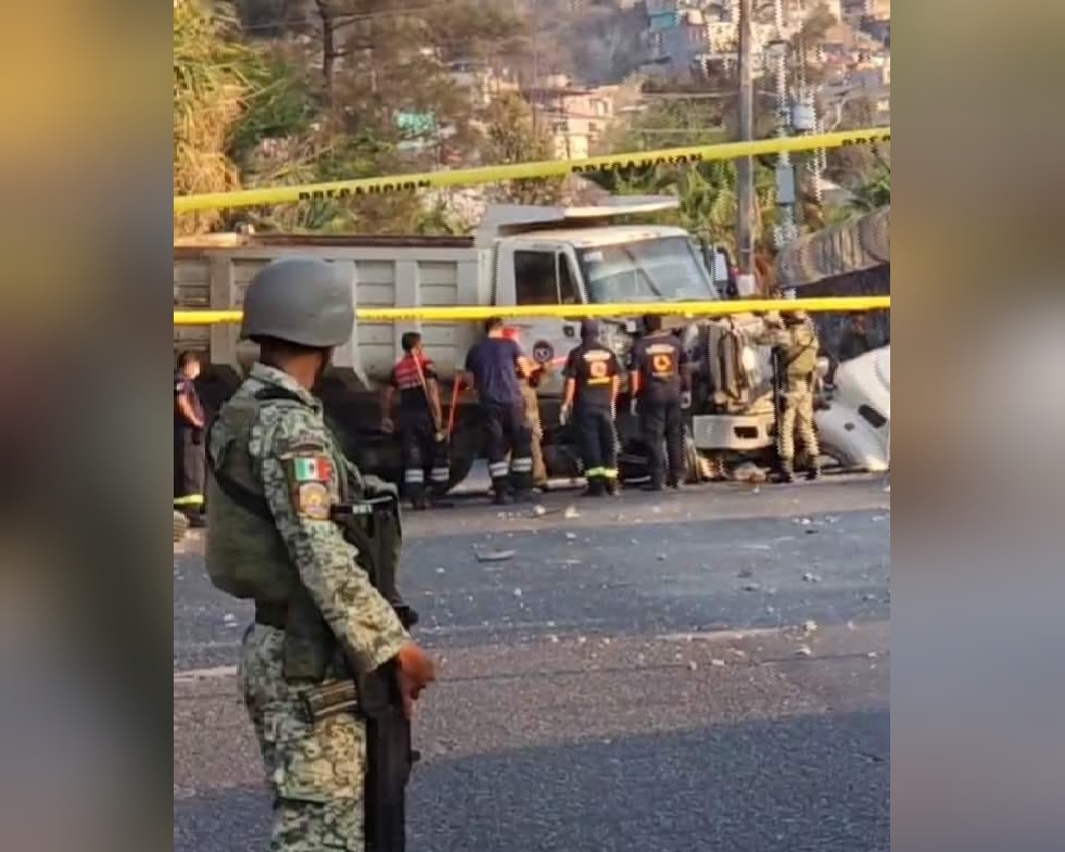 Muere transeúnte al ser arrollado por camión de volteo