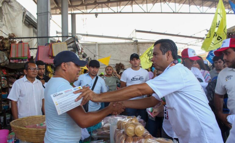Recorre Granda mercados de Tres Palos y Llano Largo; recibe apoyo de pobladores y comerciantes