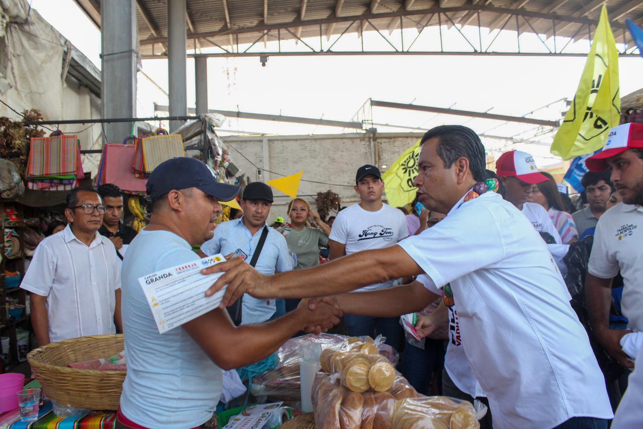 Recorre Granda mercados de Tres Palos y Llano Largo; recibe apoyo de pobladores y comerciantes