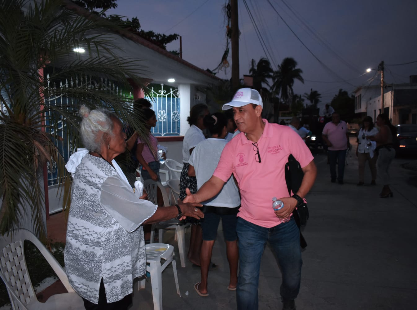 Respaldan en la colonia Cuquita Massieu a Piña Garibay