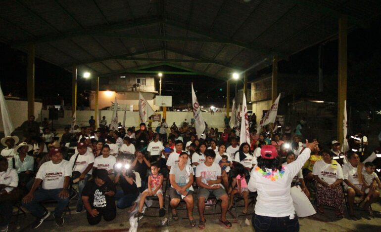 Arropan habitantes de los Bienes Comunales de Cacahuatepec a Abelina López Rodríguez