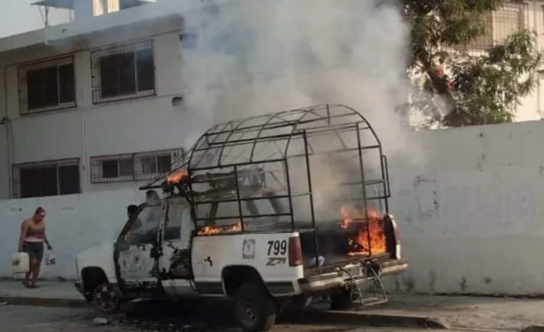 Individuos armados queman camioneta del transporte público en la colonia Emiliano Zapata