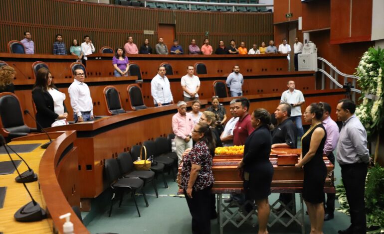 Realiza el Congreso último pase de lista y guardia de honor al diputado Claudio Comonfort Ventura