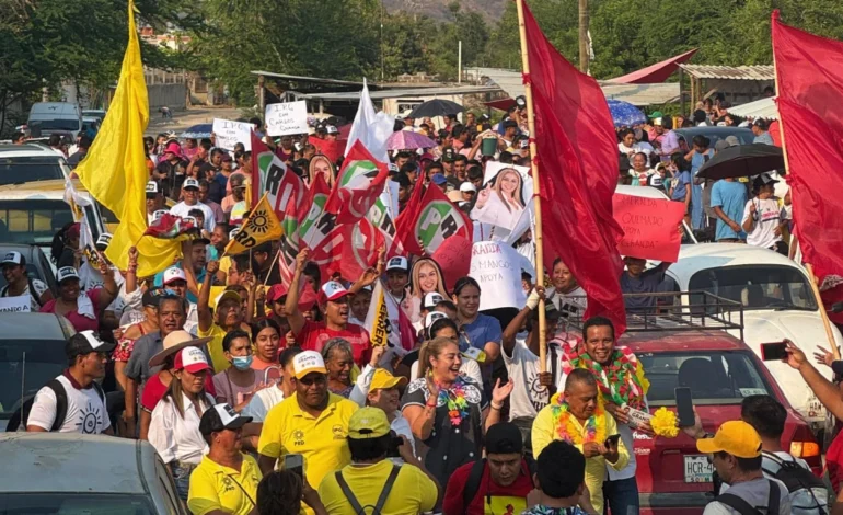 Marchan cientos de ciudadanos de San Agustín, San Ángel y el Quemado junto a Carlos Granda; le reiteran su apoyo