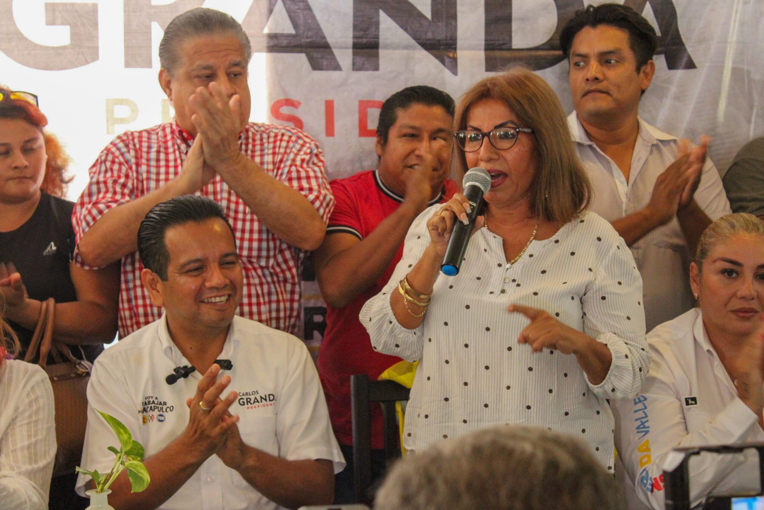 Carlos Granda recibe con bombo y platillo adhesión de morenista «despechada»