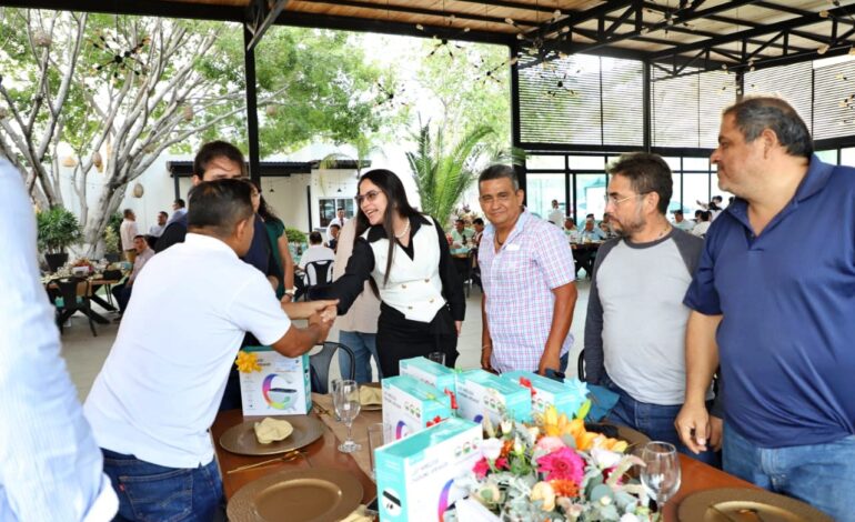 Conviven periodistas y presidenta de la Jucopo con motivo del Día de la Libertad de Expresión