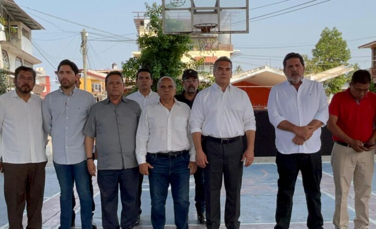 Alito Moreno viene a Coyuca de Benítez a dar el pésame a la viuda de José Alfredo Cabrera Barrientos